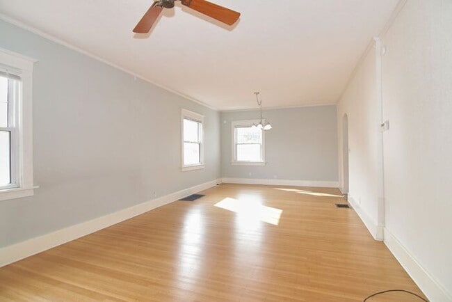 Building Photo - Great Location Steps From Main Street in S...