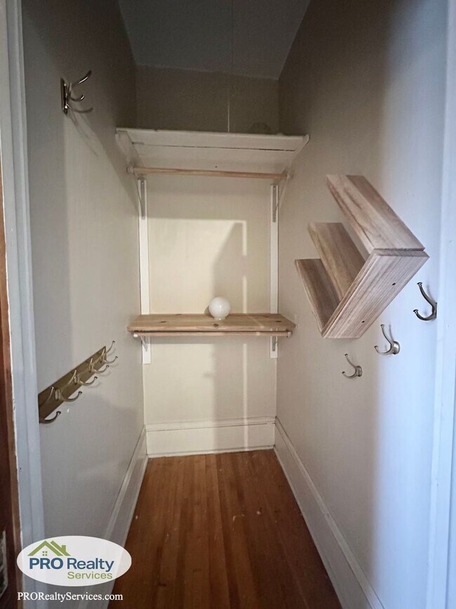 Building Photo - Charming 2 Bedroom Apartment in Northeast ...