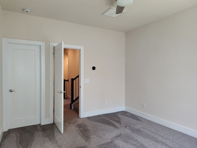 Building Photo - Modern End-Unit Townhome located in the Ce...