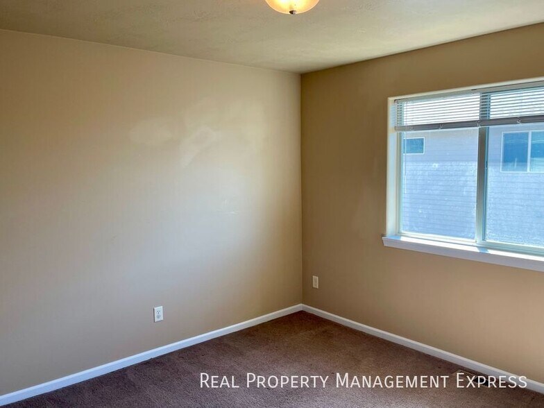 Building Photo - Amazing 3 Bedroom 2.5 Bath townhome in Harrisburg