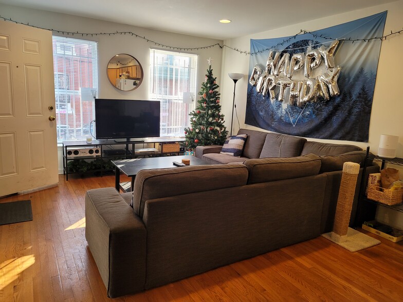 Living Room - 1737 W Montgomery Ave