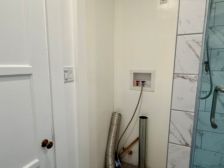 Space for Washer/Dryer - 4228 Lockwood Ave