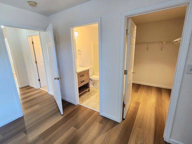 Primary bedroom with full bath and walk-in closet - 340 W German St