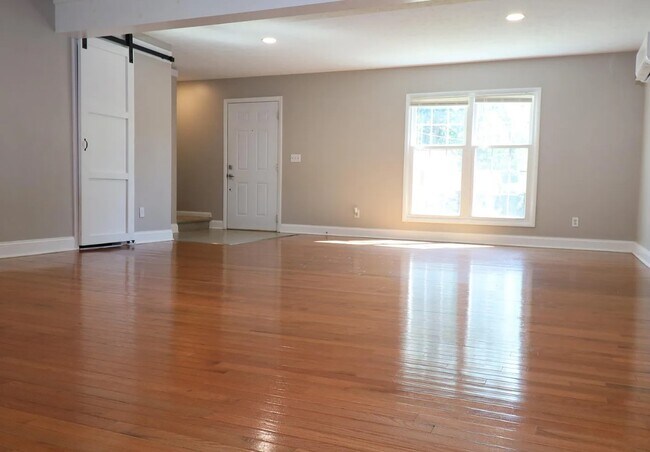 Building Photo - 124 Riverview Dr
