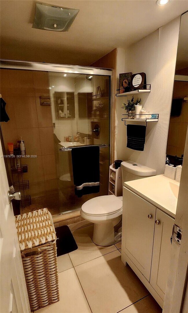 Building Photo - 3301 N Country Club Dr