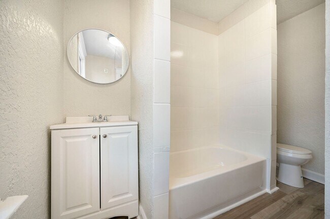 Building Photo - 5 Bedroom Home Near Central Park and Centr...