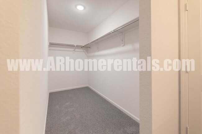 Building Photo - Large 4 Bedroom Home!