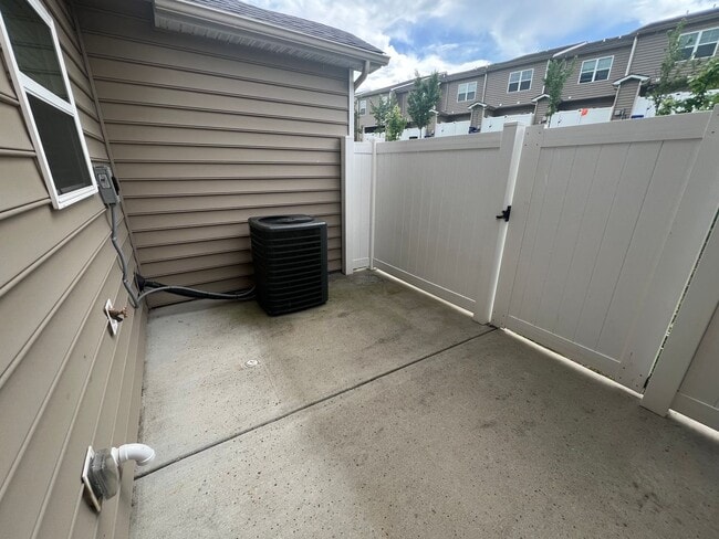 Building Photo - Immediate Occupancy!  2bed 2.5 bath Antioc...