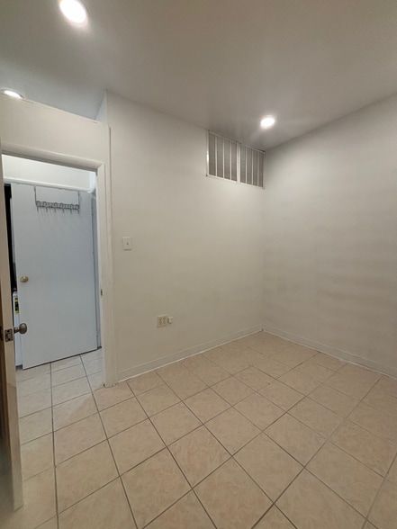 room - 1000 Christian St