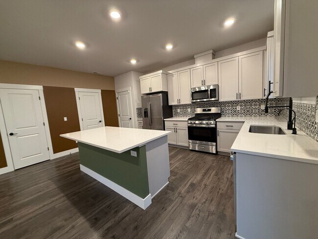 Building Photo - 18406 SW Buckhorn Dr