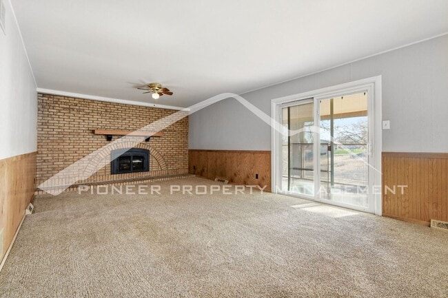 Building Photo - Spacious Home with 2 Car Garage and Centra...