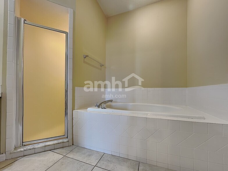 Building Photo - 10814 Peppersong Dr