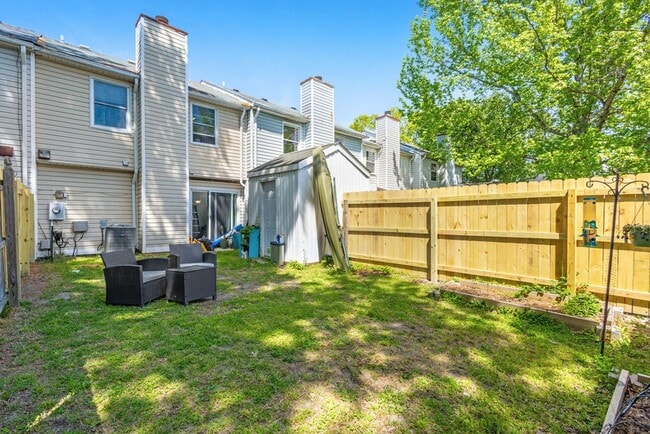 Building Photo - 3 Bed 1.5 Bath Townhouse for Rent in Chesapeake!