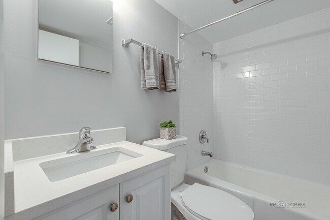 Building Photo - 240 N Archer Ave