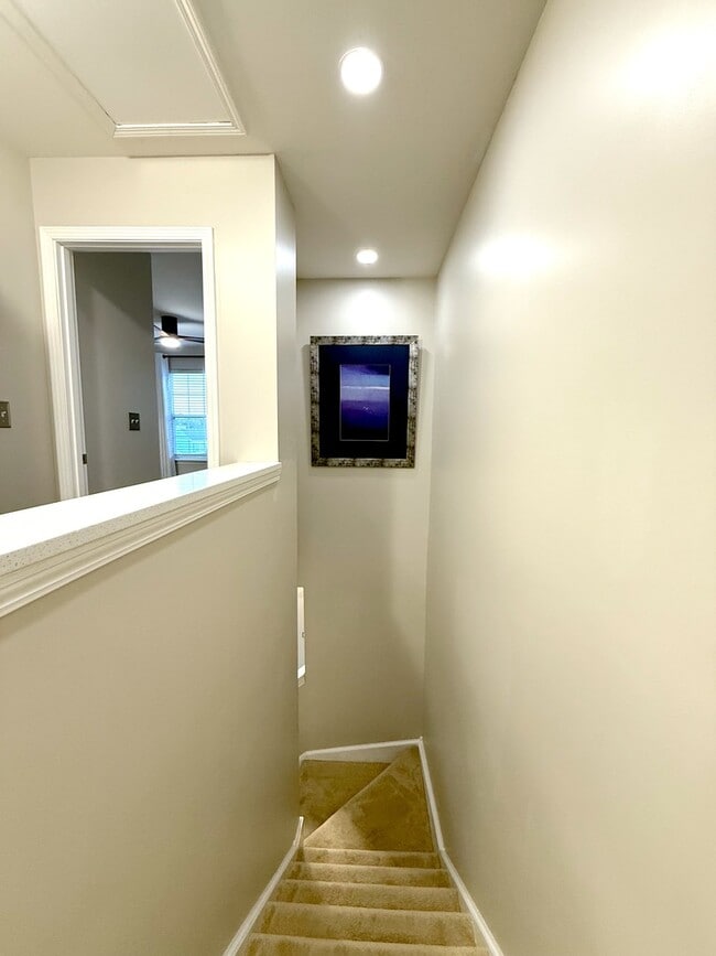 Building Photo - 643 Holiday Ln