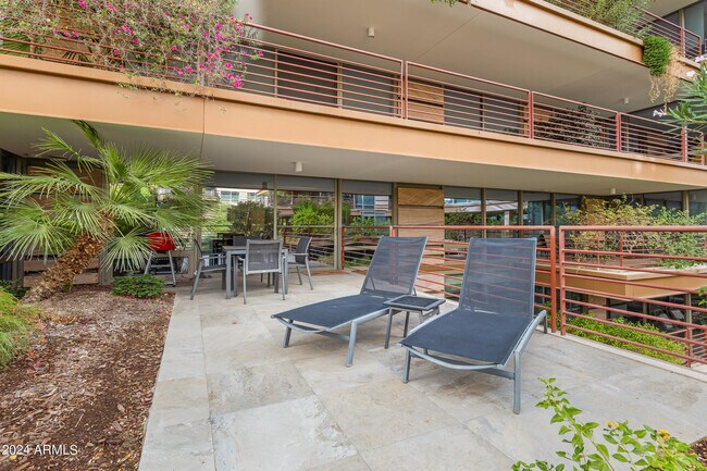 Building Photo - 7121 E Rancho Vista Dr