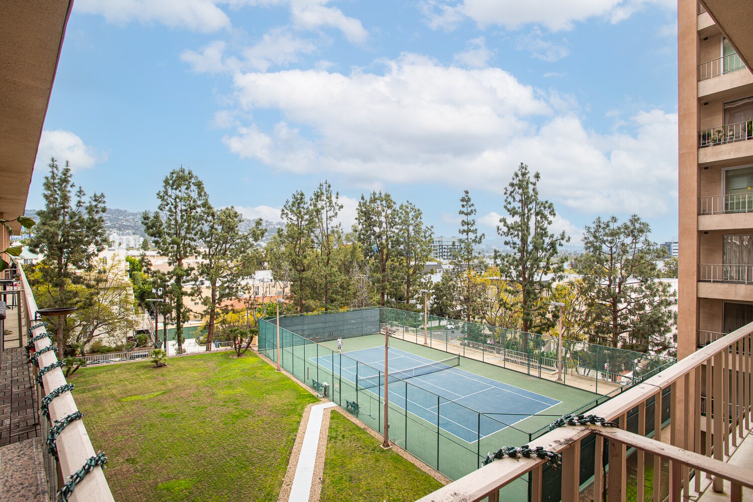 Building Photo - 100 S Doheny Dr
