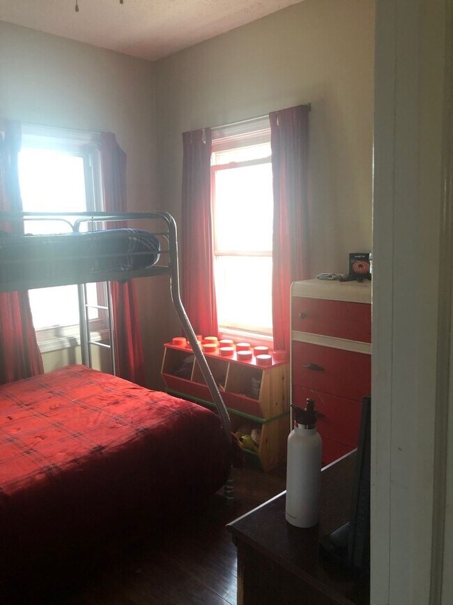 Building Photo - 2 Bedroom home with garage in Mayfield Hts!