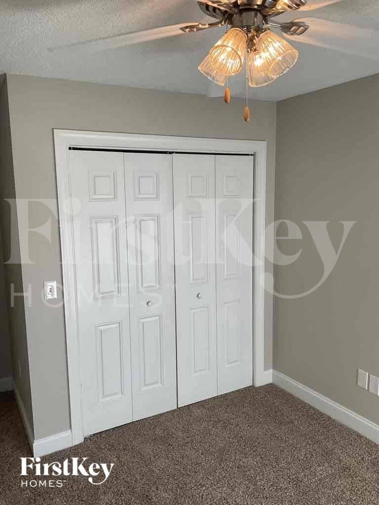 Building Photo - 811 Willow Ln