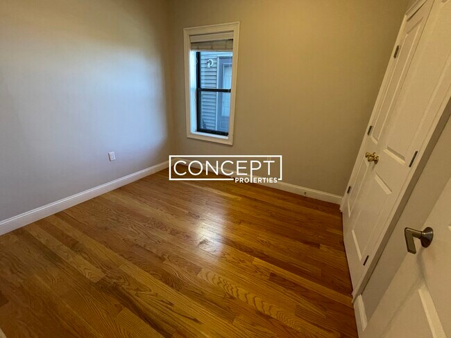 Building Photo - 153 Meridian St