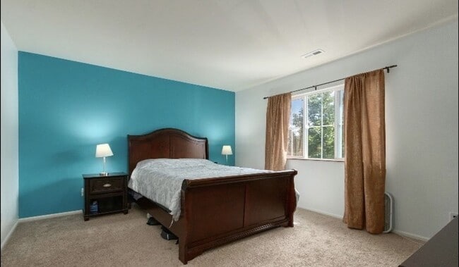 Building Photo - Large 4 bedroom home-Pet friendly!
