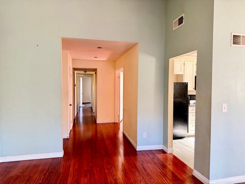 Building Photo - 6716 Clybourn Ave