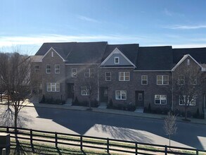 Building Photo - Luxury Town Homes