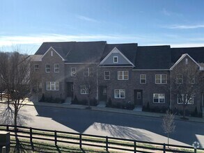 Building Photo - Luxury Town Homes