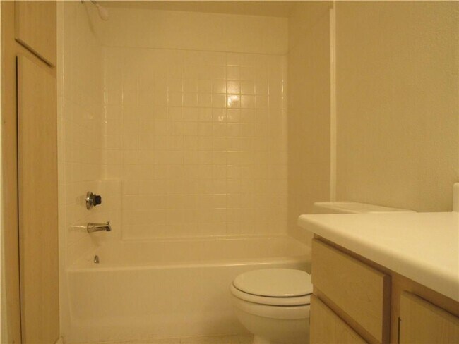 Building Photo - COZY 2 BEDROOM 2 BATH IN GATED SW COMMUNITY!