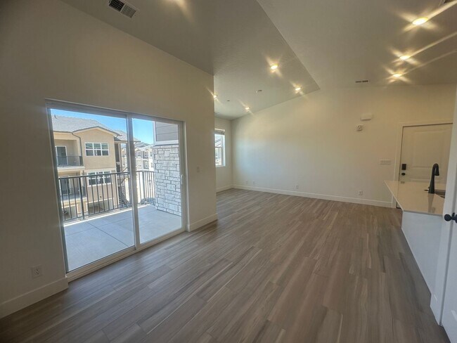 Building Photo - Luxury 3 bedroom Condo in Desert Color!