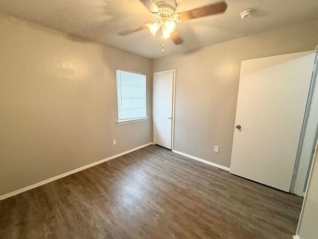 Building Photo - 413 Freestone Dr
