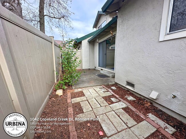 Building Photo - Charming 2-Bed, 1.5-Bath End-Unit Condo in...