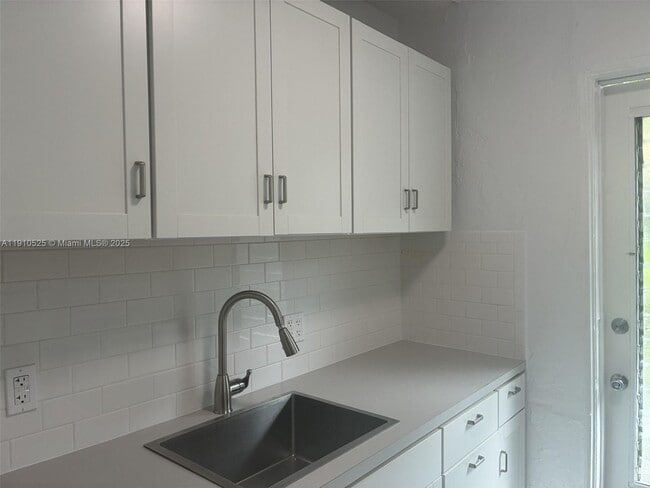 Building Photo - 2469 Flamingo Pl