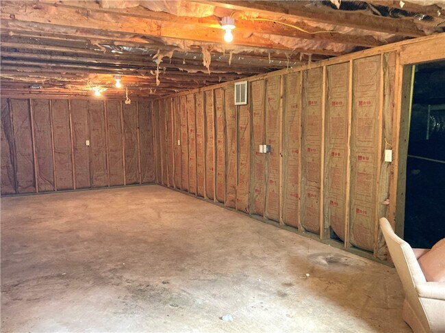 Building Photo - 2 Bacton Ln