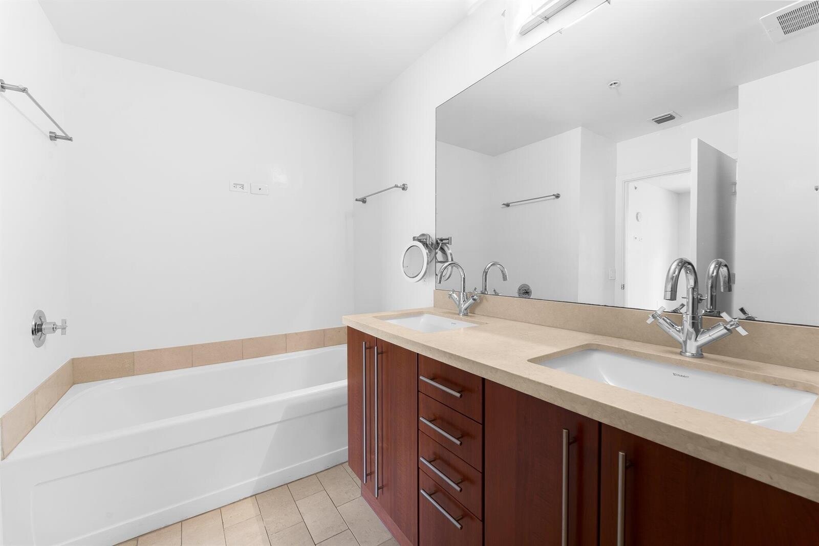 Building Photo - 1111 SW 1st Ave