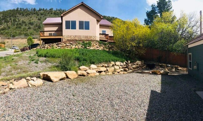 Building Photo - 3 Bedroom & 2 Bath Home with 2 Car Garage....