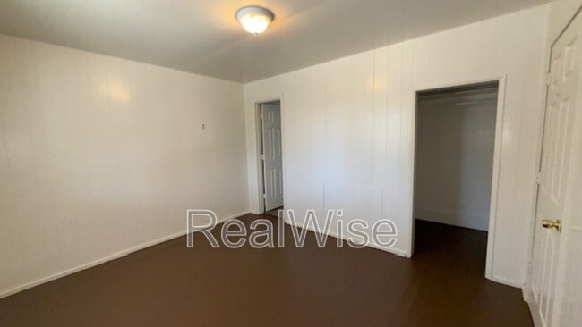 Building Photo - 328 SE Lane Ave