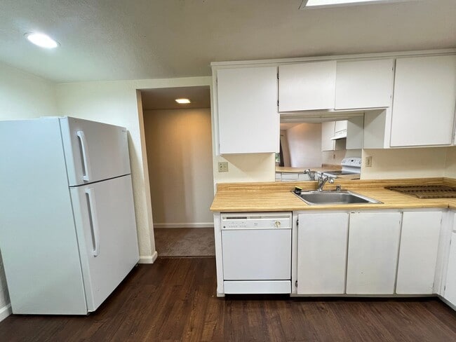 Building Photo - $500 MOVE IN SPECIAL!!!! 3 BEDROOM HOME IN PLEASANTON, CA!!!