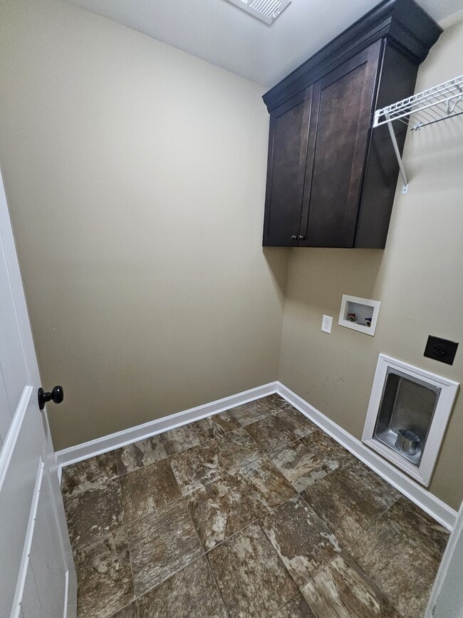 Building Photo - 303 Weeping Willow Dr