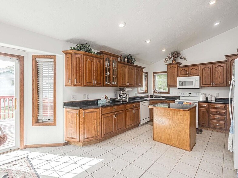 Building Photo - 809 S Outlook Dr