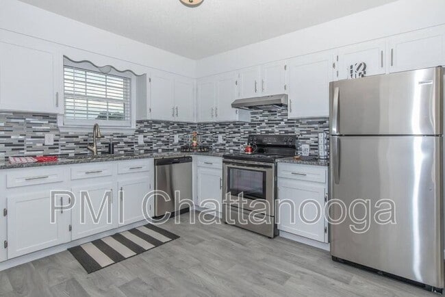 Building Photo - 17 Fernwood Dr