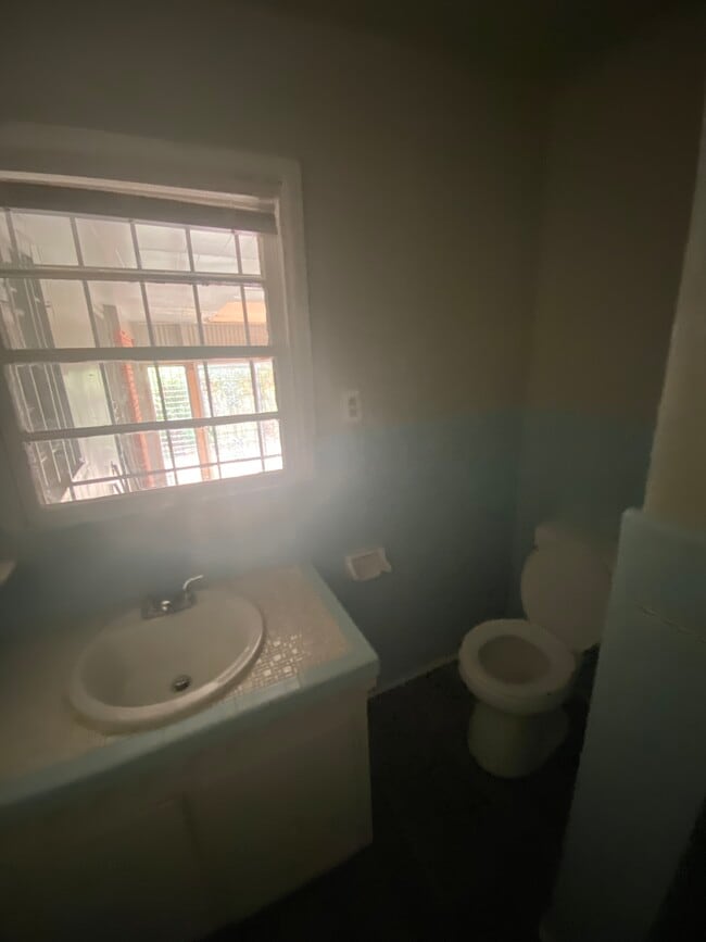 Building Photo - 2107 Spring St