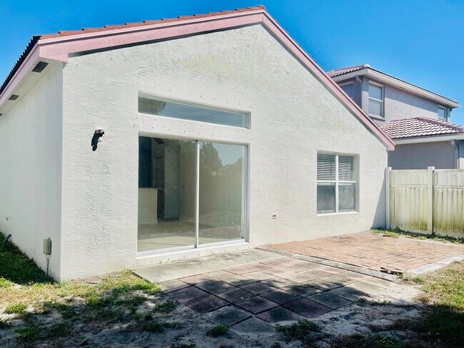 Building Photo - 7093 Middlebury Dr