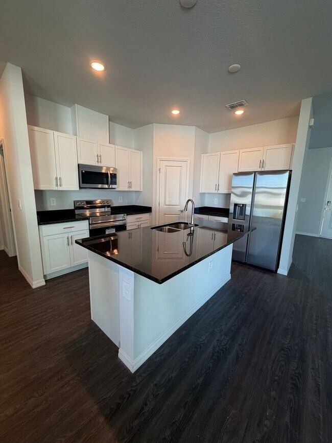 Building Photo - 915 NE 19th St