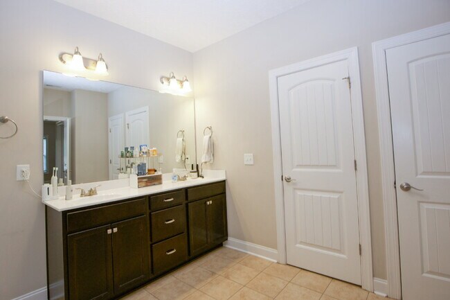 Building Photo - "Large 3-Bedroom plus BONUS Retreat with S...