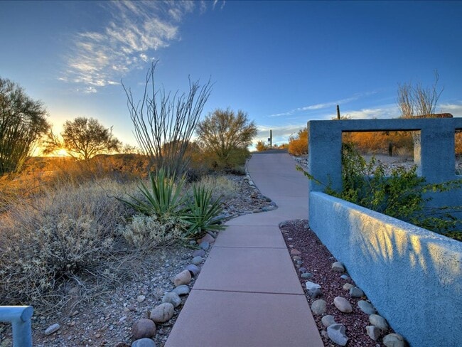 Building Photo - 4 Bedrooms, 3 Bathrooms