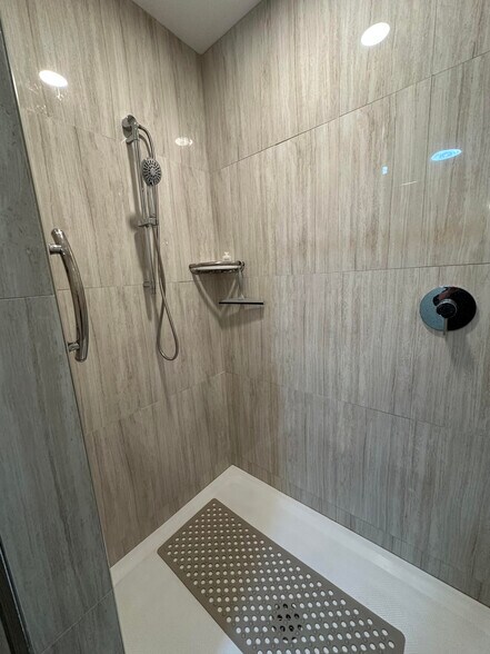 Bathroom #1 - shower - 1490 Ash St
