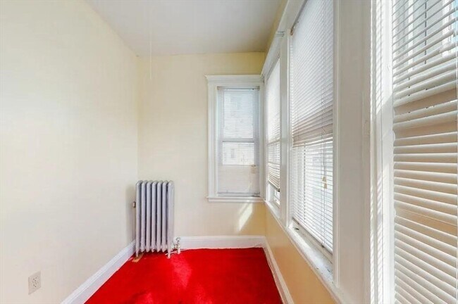 Building Photo - 15 Mora St