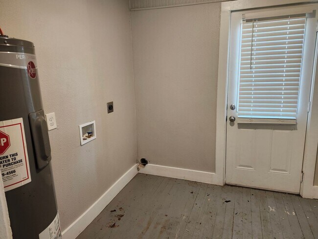 Building Photo - 311 E Narroway St