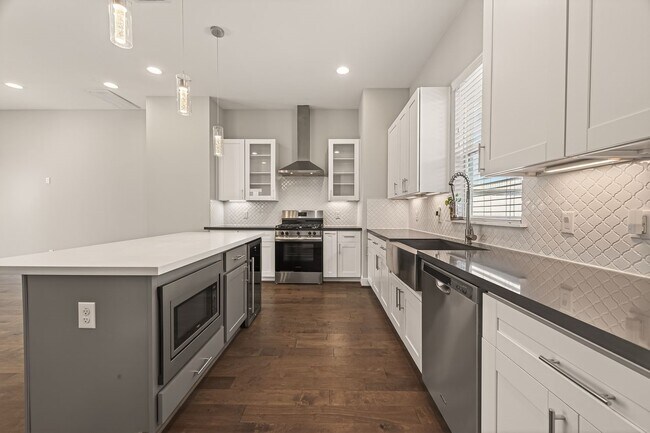 Building Photo - 2010 St Charles St